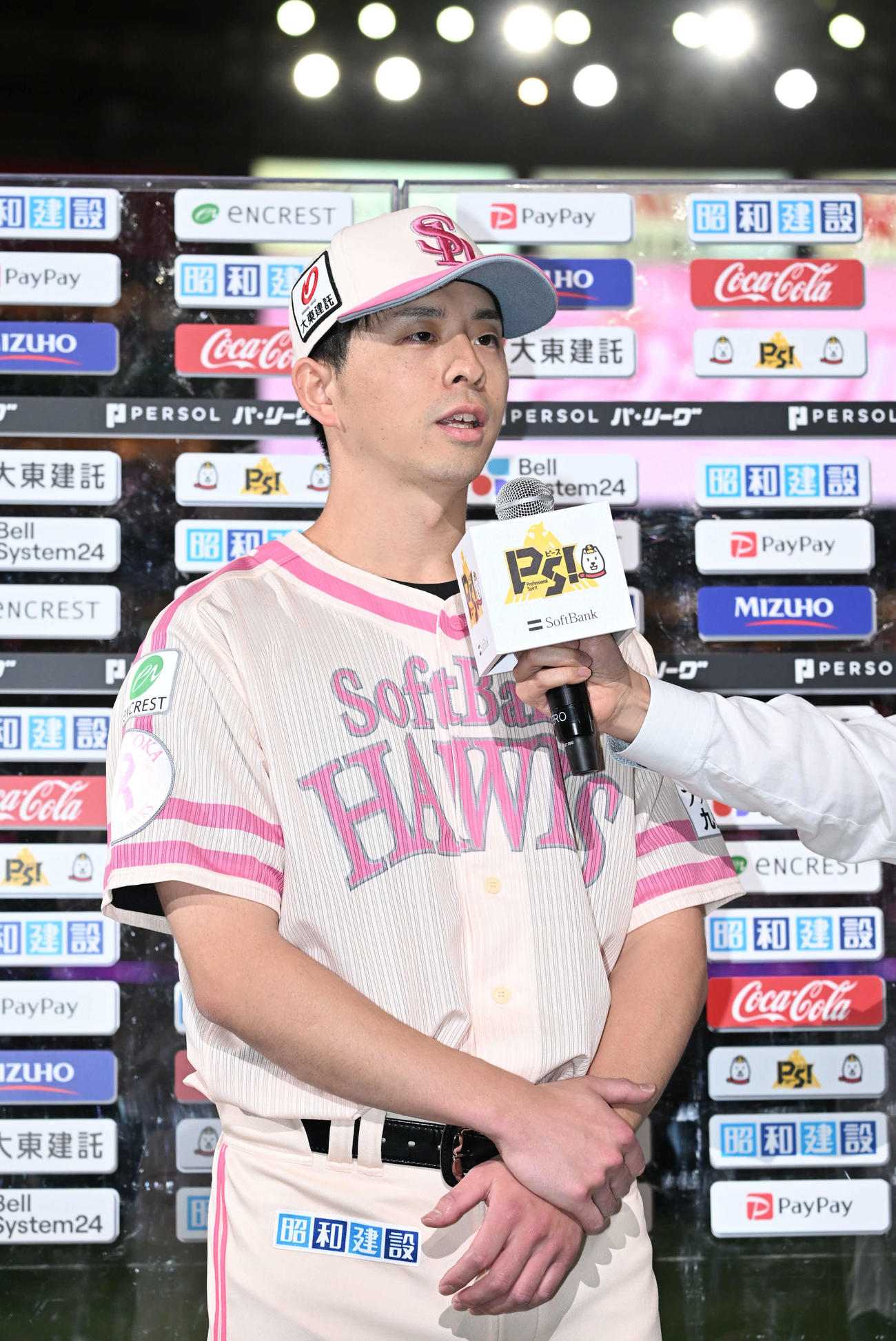 ソフトバンク対楽天　ヒーローインタビューに応える大関（撮影・林敢治）