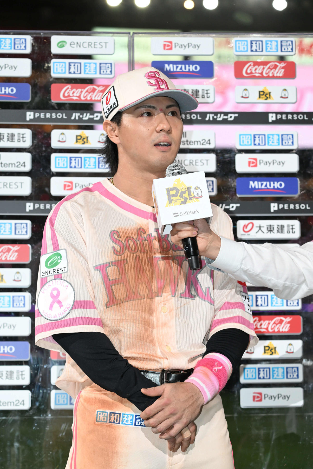 ソフトバンク対楽天　ヒーローインタビューに応える佐藤直（撮影・林敢治）