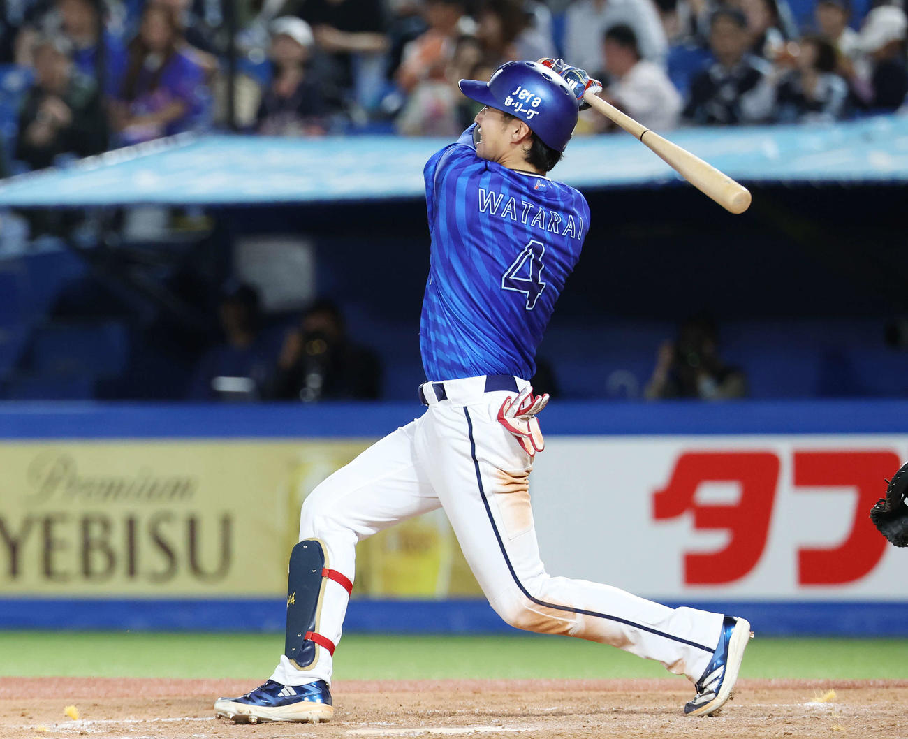 ヤクルト対DeNA 5回表DeNA2死一塁、2点本塁打を放つ度会（撮影・宮地輝）