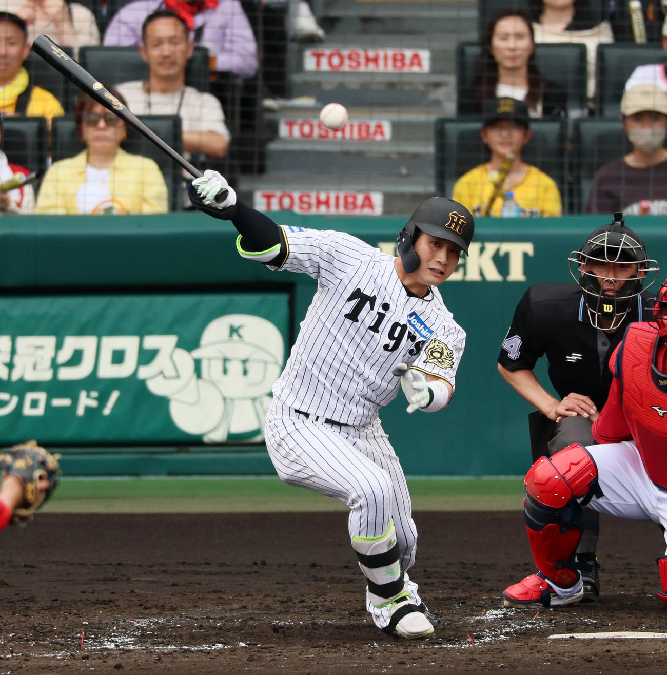 阪神対広島　4回裏阪神2死一、三塁、木浪は中前適時打を放つ（撮影・加藤哉）