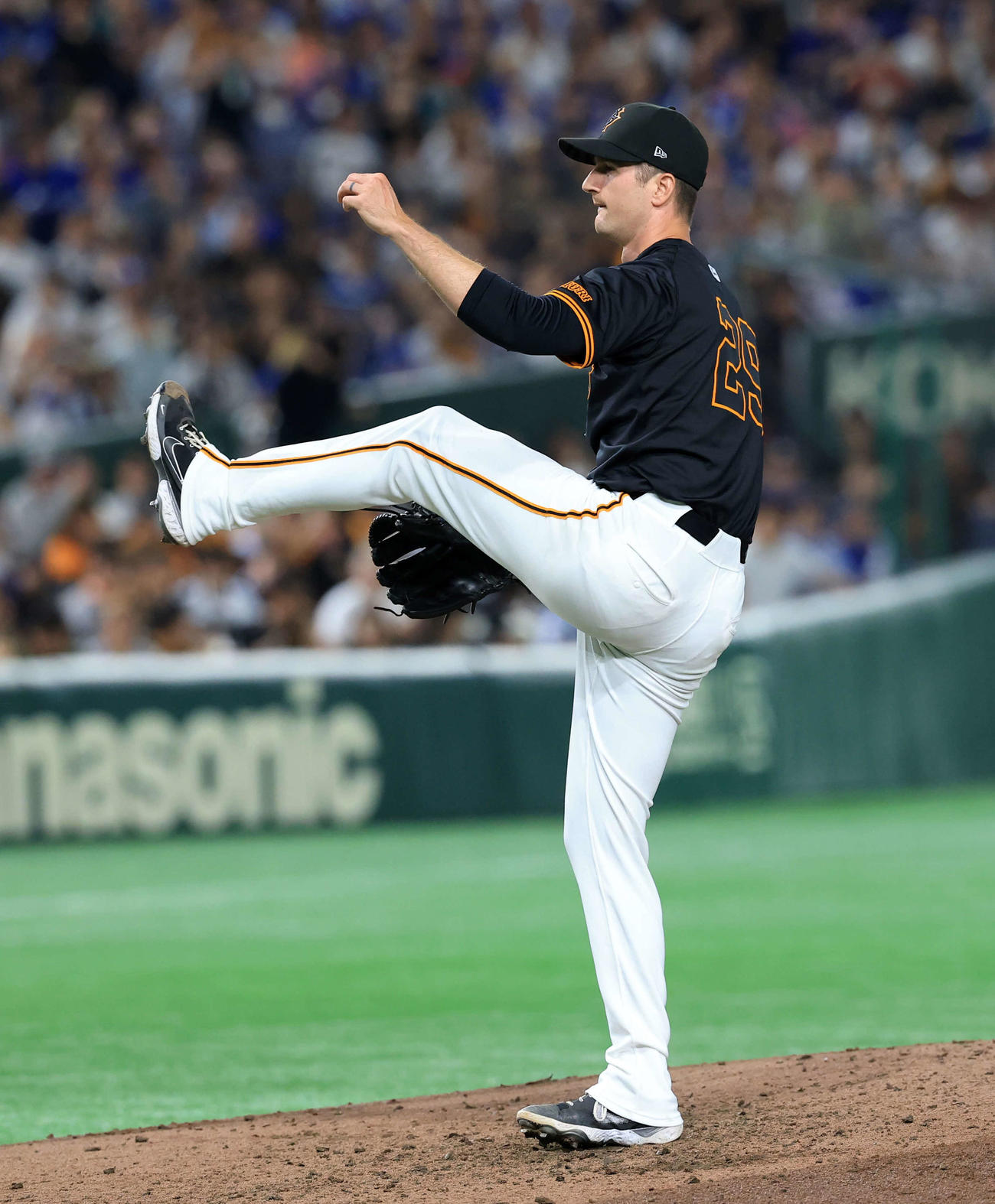 巨人対中日　力投する巨人先発のグリフィン（撮影・浅見桂子）