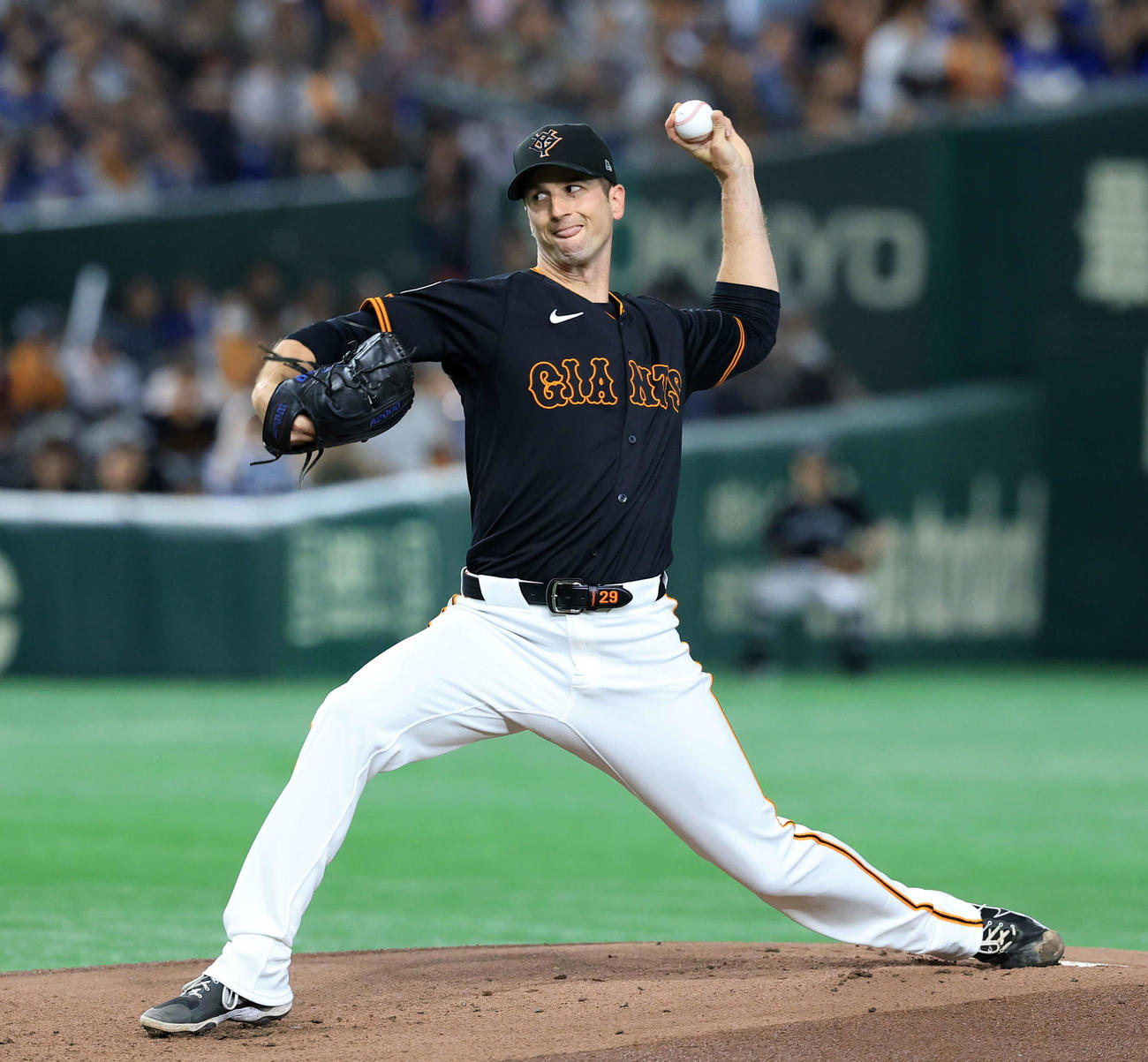 巨人対中日　力投する巨人先発のグリフィン（撮影・浅見桂子）
