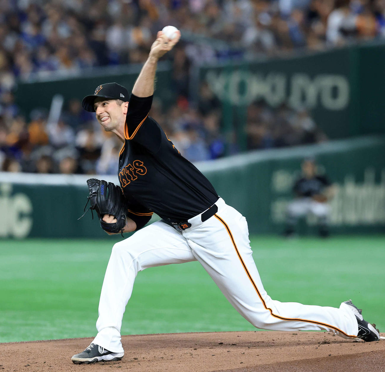 巨人対中日　力投する巨人先発のグリフィン（撮影・浅見桂子）