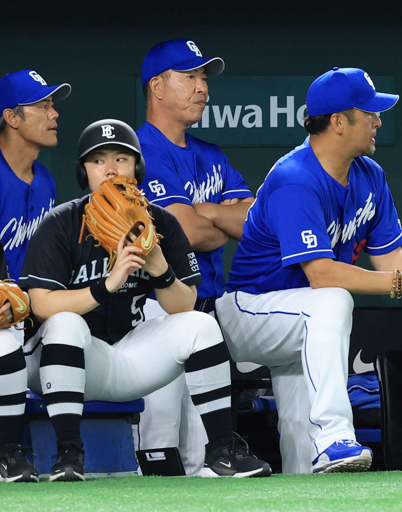 巨人対中日　厳しい表情で試合を見つめる中日井上監督（撮影・浅見桂子）