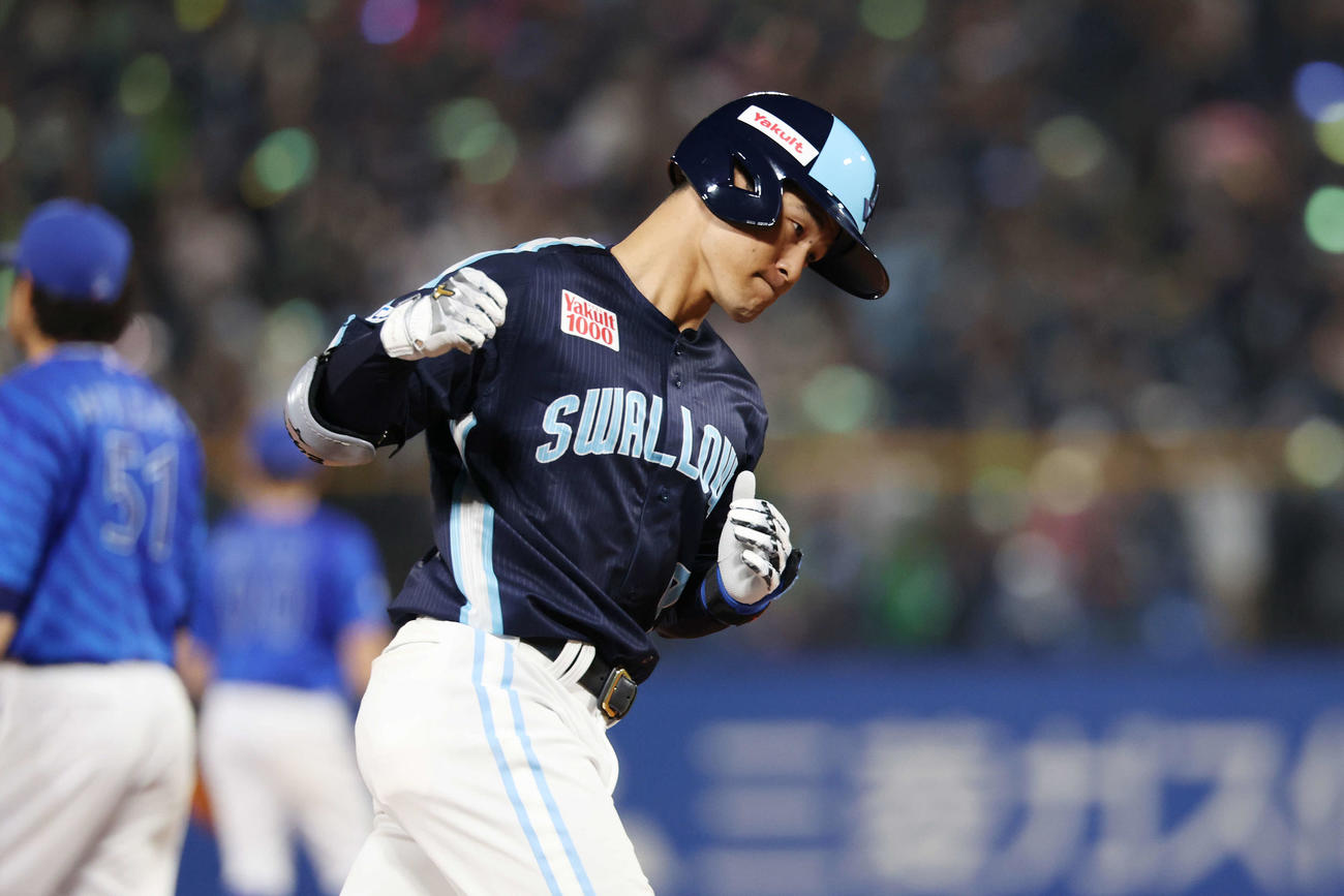 ヤクルト対DeNA 7回裏ヤクルト無死一、三塁、右越え3点本塁打を放ちガッツポーズする茂木（撮影・宮地輝）