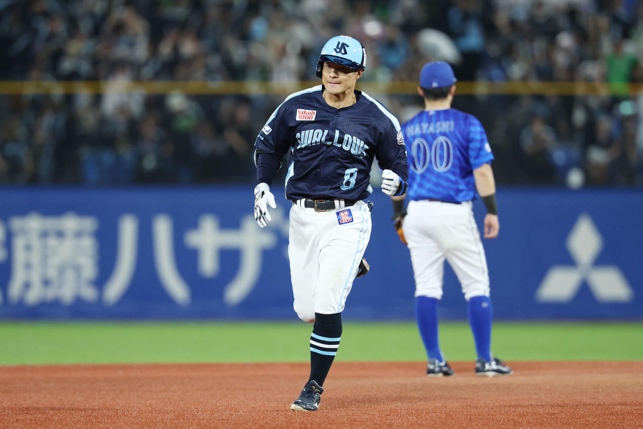 ヤクルト対DeNA 7回裏ヤクルト無死一、三塁、右越え3点本塁打を放ちガッツポーズする茂木（撮影・宮地輝）