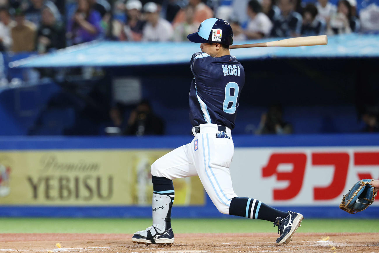 ヤクルト対DeNA 3回裏ヤクルト1死一塁、右前打を放つ茂木（撮影・宮地輝）