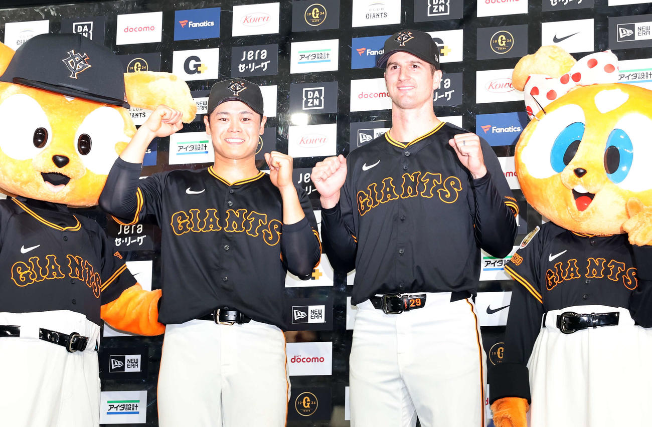 巨人対中日　ヒーローインタビューで、笑顔でガッツポーズする巨人中山（左）とグリフィン（撮影・浅見桂子）