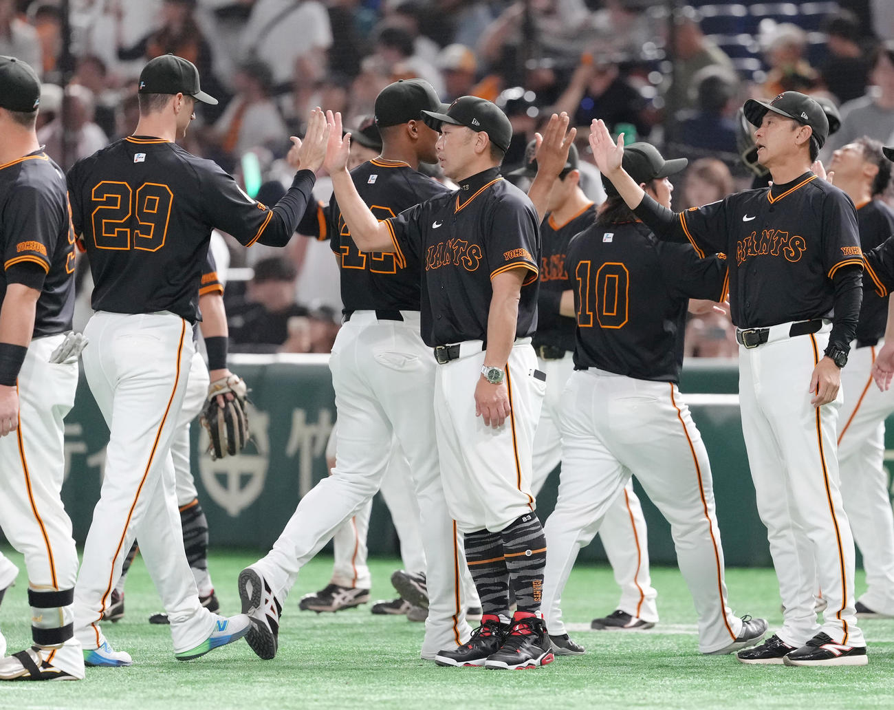 巨人対中日　連勝し、タッチを交わす巨人阿部監督（中央）（撮影・足立雅史）