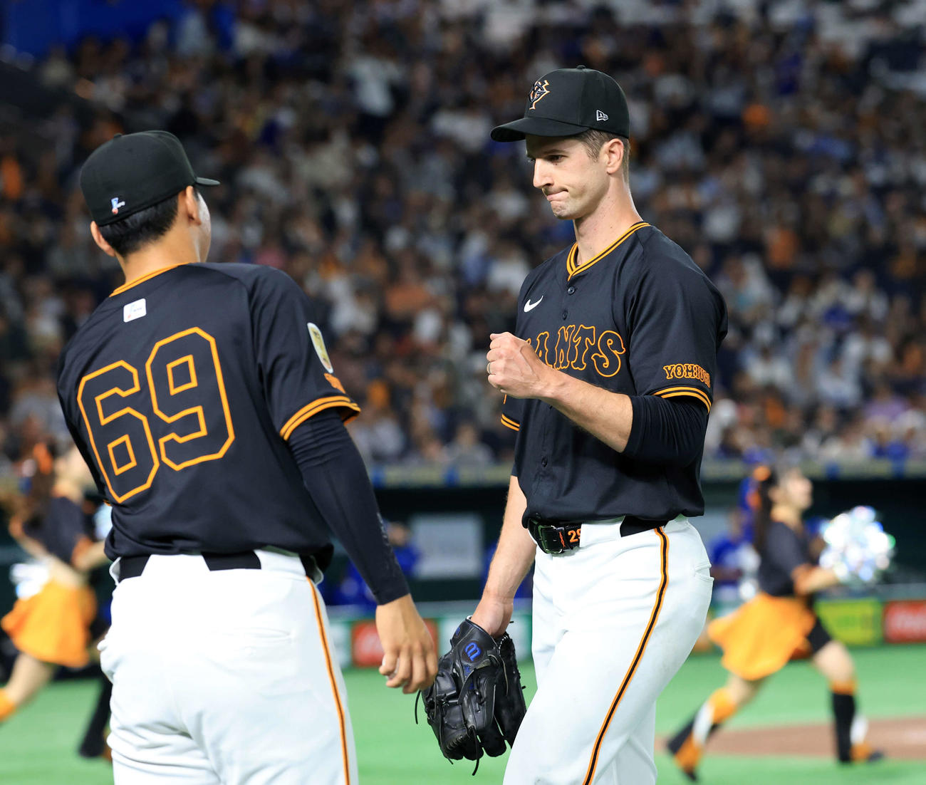 巨人対中日　7回表中日の攻撃を抑えたグリフィンは、ナインとグータッチ（撮影・浅見桂子）