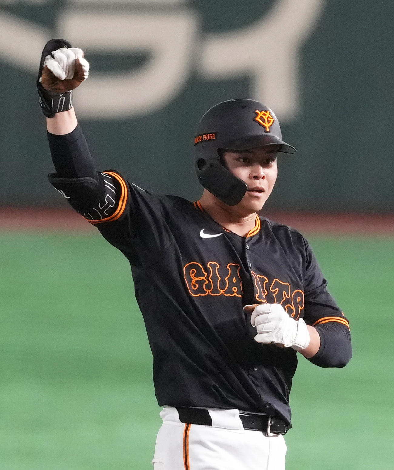 巨人対中日　2回裏巨人無死一、二塁、中山は先制適時打を放ちガッツポーズを決める（撮影・足立雅史）