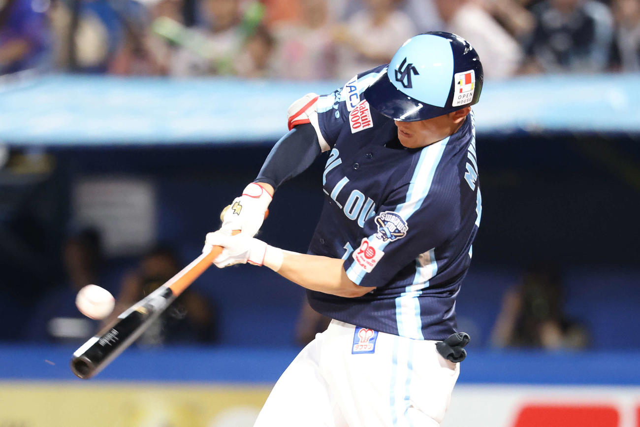 ヤクルト対DeNA 8回裏ヤクルト1死二塁、右適時二塁を放つ宮本（撮影・宮地輝）