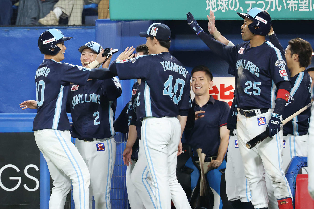 ヤクルト対DeNA 8回裏ヤクルト1死二塁、右適時二塁を放った宮本（左端）はチームメートと笑顔でタッチを交わす（撮影・宮地輝）