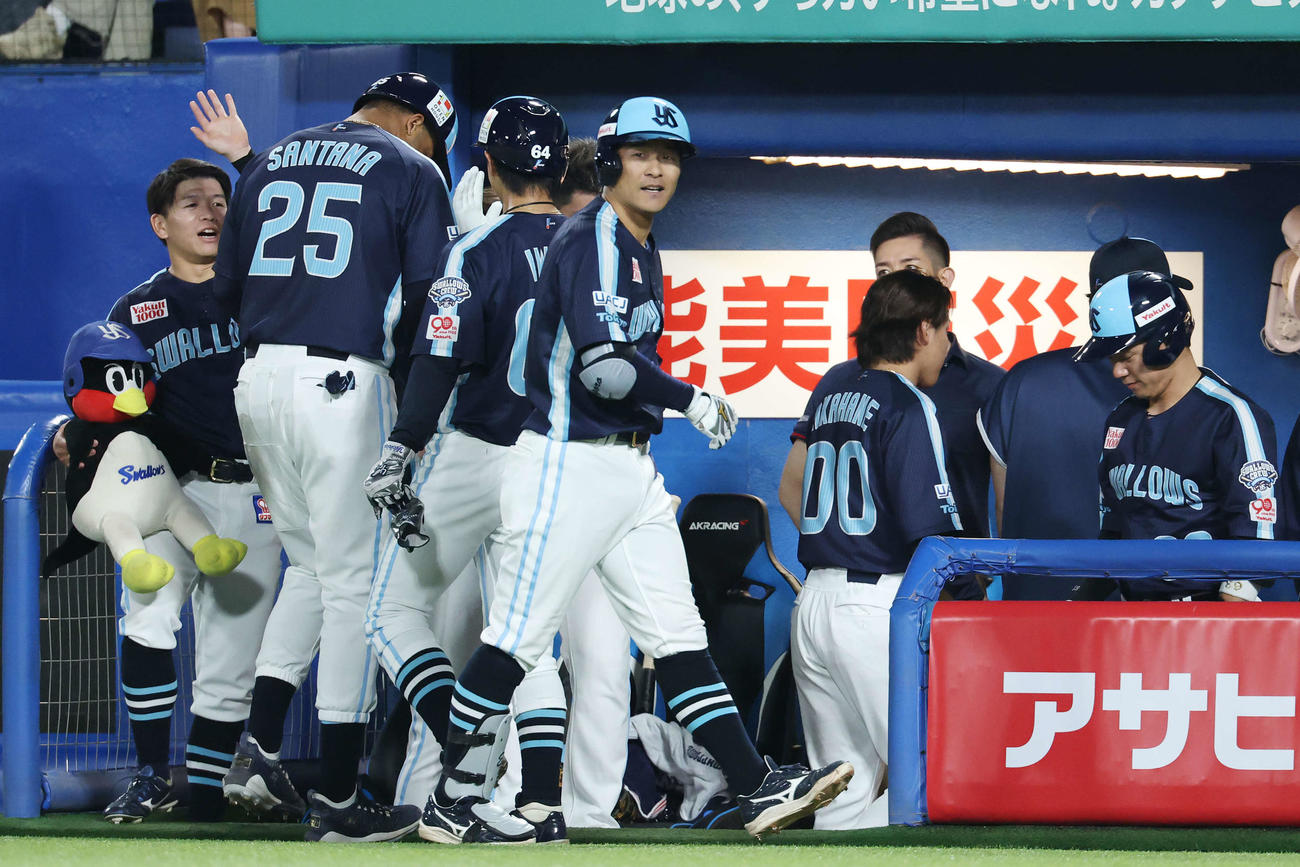 ヤクルト対DeNA 7回裏ヤクルト無死一、三塁、右越え3点本塁打を放った茂木（手前）（撮影・宮地輝）