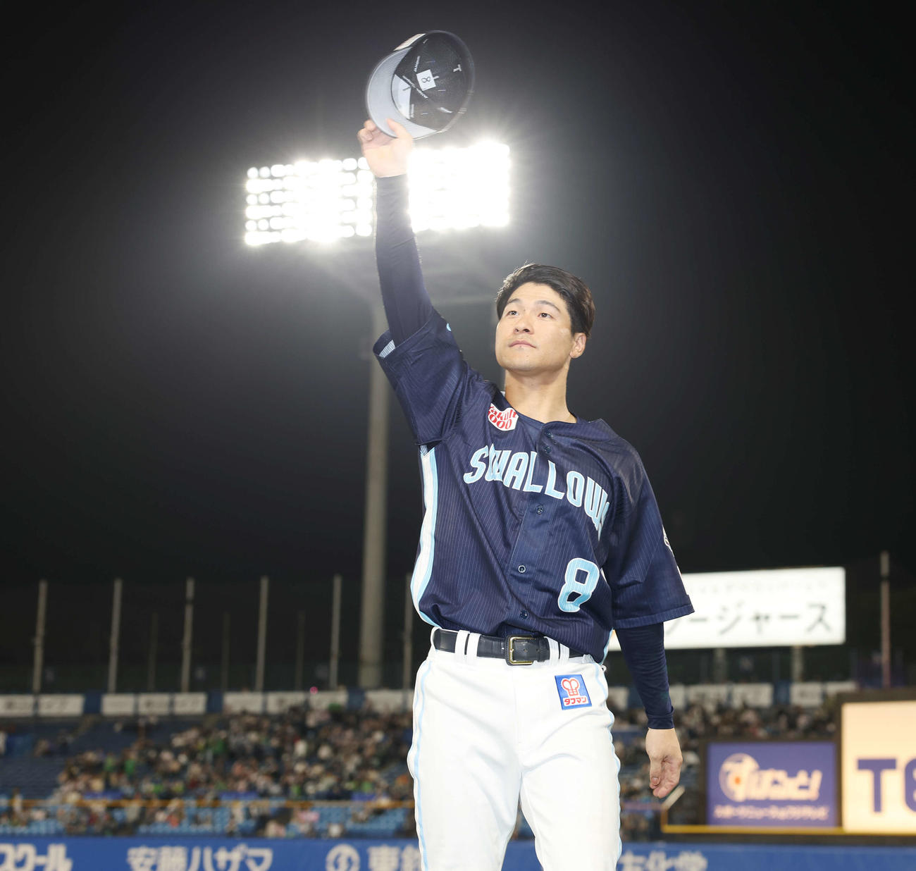 ヤクルト対DeNA　勝利しファンの声援に応えるヤクルト茂木（撮影・宮地輝）