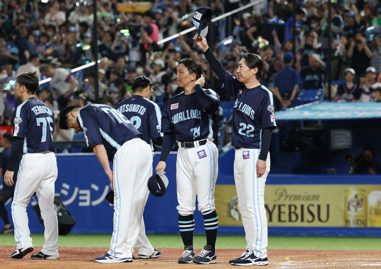 ヤクルト対DeNA　勝利しファンの声援に応えるヤクルト高津監督（右）（撮影・宮地輝）