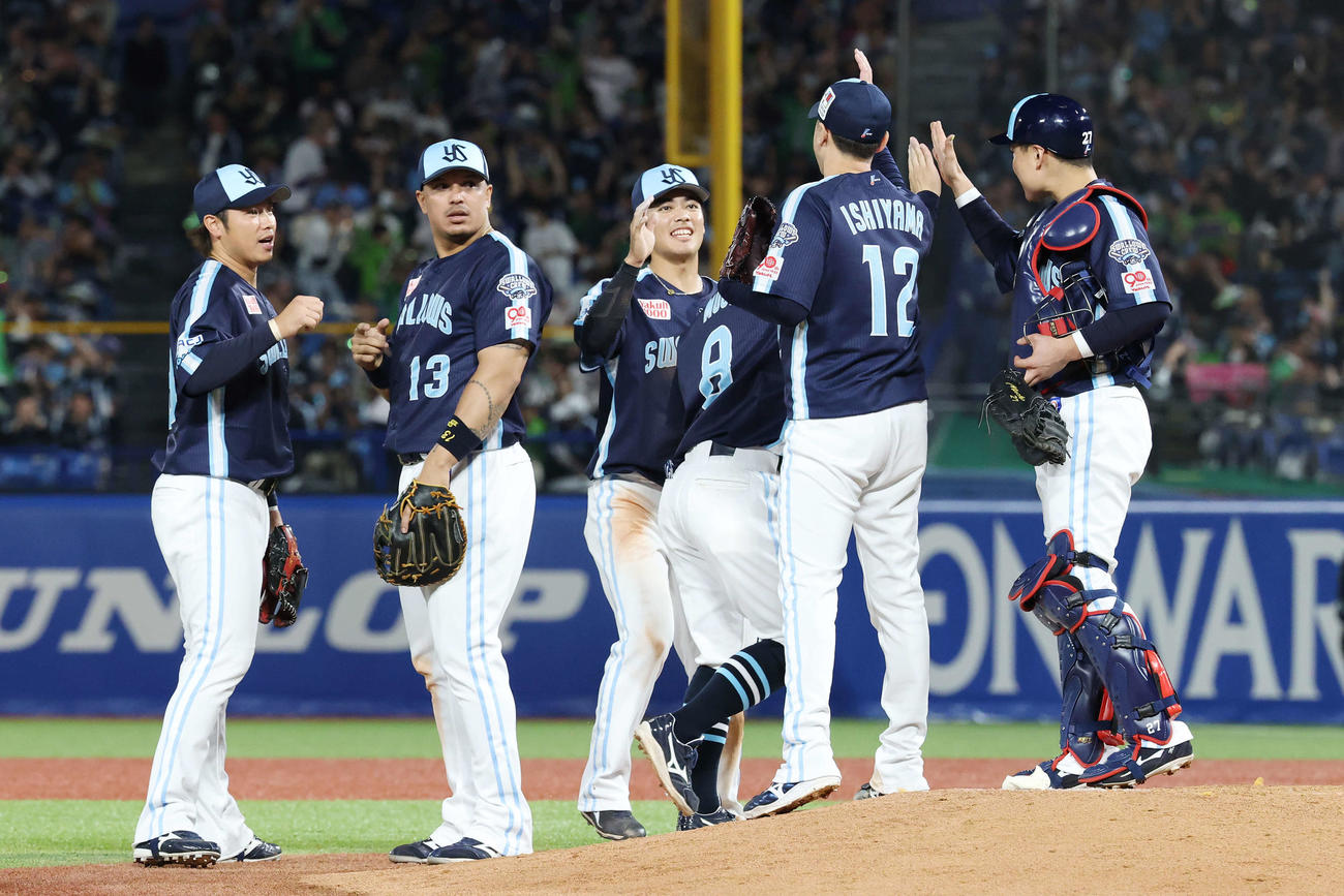 ヤクルト対DeNA　勝利のタッチを交わすヤクルトの選手たち（撮影・宮地輝）