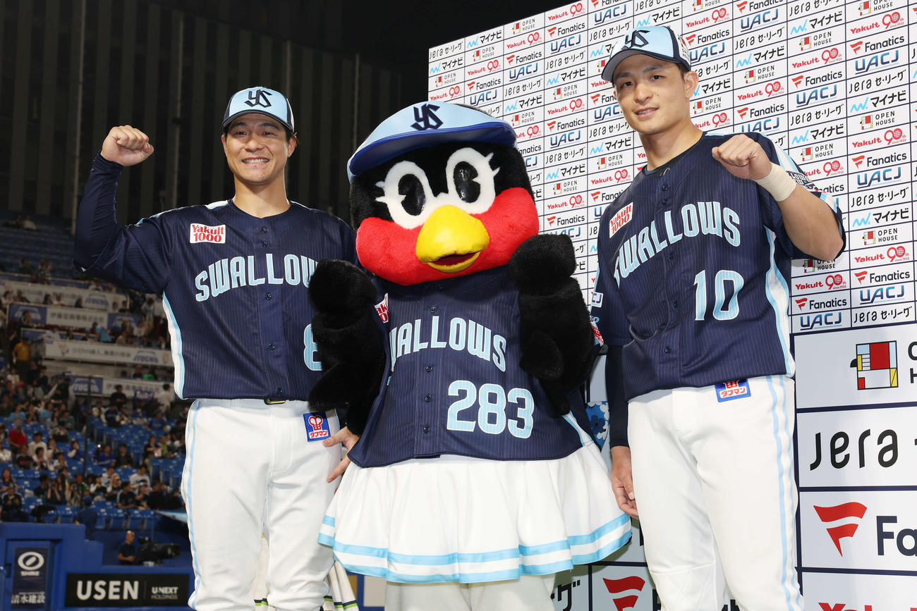 ヤクルト対DeNA　お立ち台でつばみ（中央）と笑顔でガッツポーズするヤクルト茂木（左）と宮本（撮影・宮地輝）