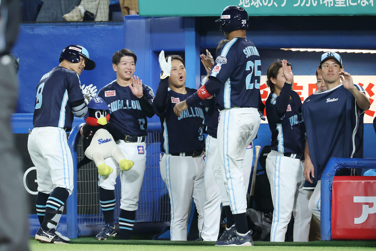 ヤクルト対DeNA 7回裏ヤクルト無死一、三塁、右越え3点本塁打を放ちつば九郎ぬいぐるみとタッチした茂木（左端）（撮影・宮地輝）