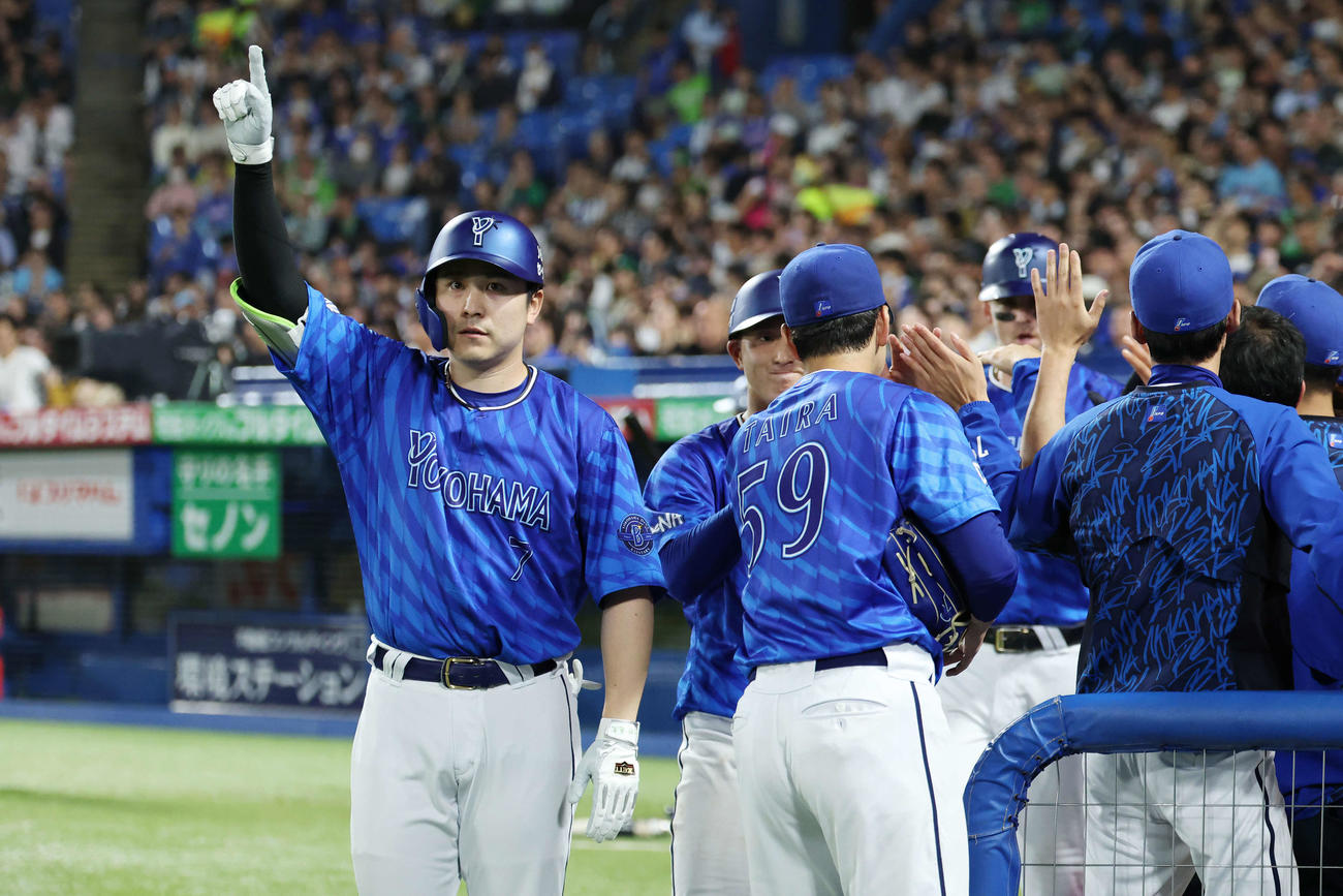 ヤクルト対DeNA 4回表DeNA2死一、二塁、左越え3点本塁打を放った佐野（撮影・宮地輝）
