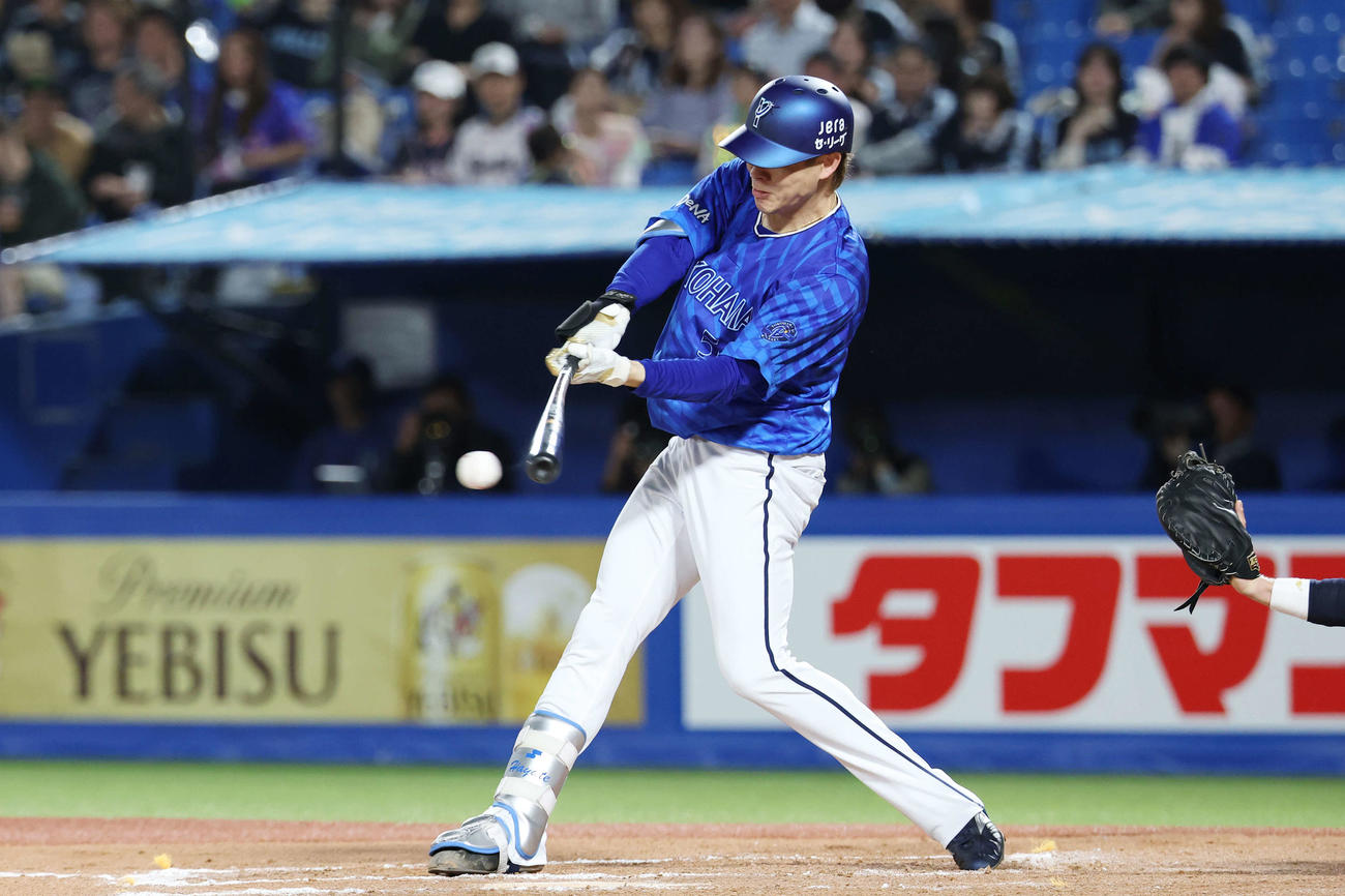 ヤクルト対DeNA 7回表DeNA1死、中前打を放つ颯（撮影・宮地輝）
