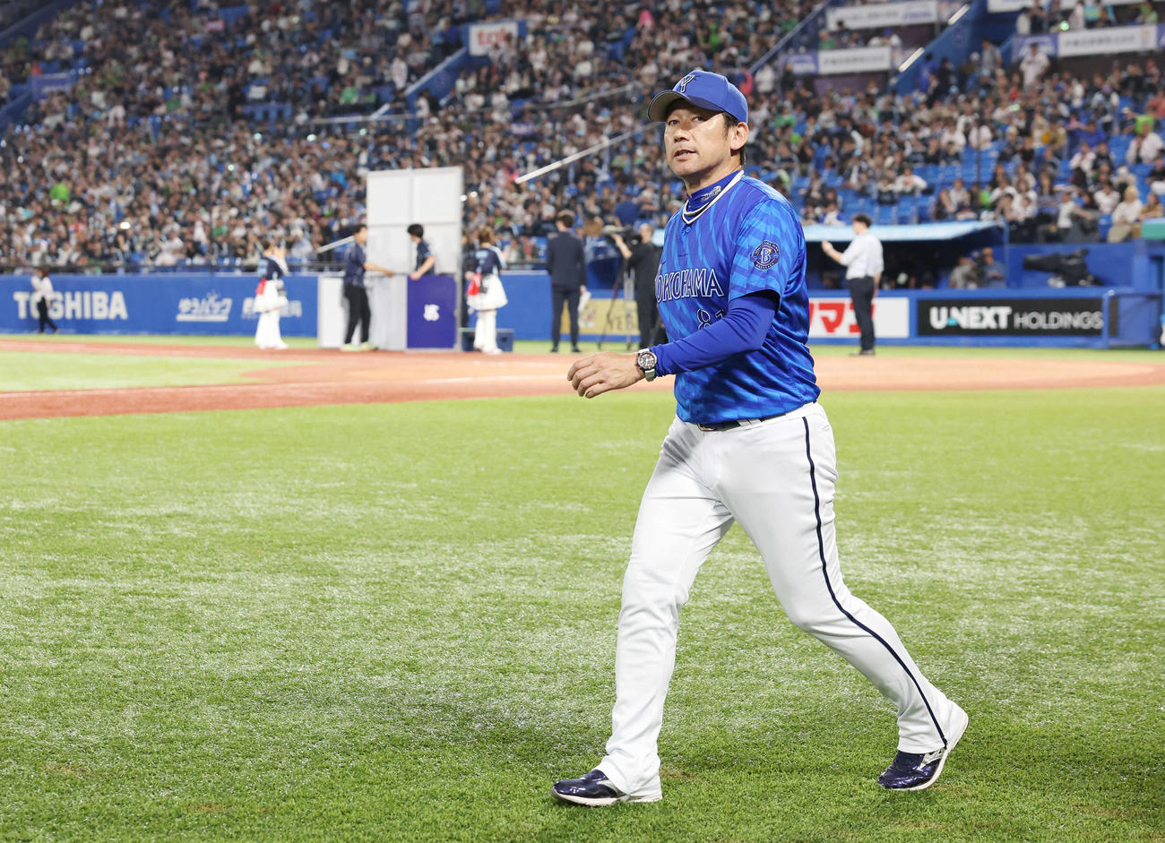 ヤクルト対DeNA　敗れて球場を後にするDeNA三浦監督（撮影・宮地輝）
