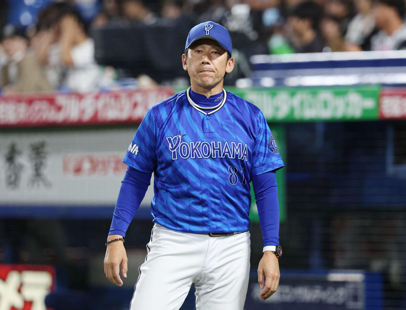 ヤクルト対DeNA 8回裏、投手交代を告げ厳しい表情でベンチに下がるDeNA三浦監督（撮影・宮地輝）