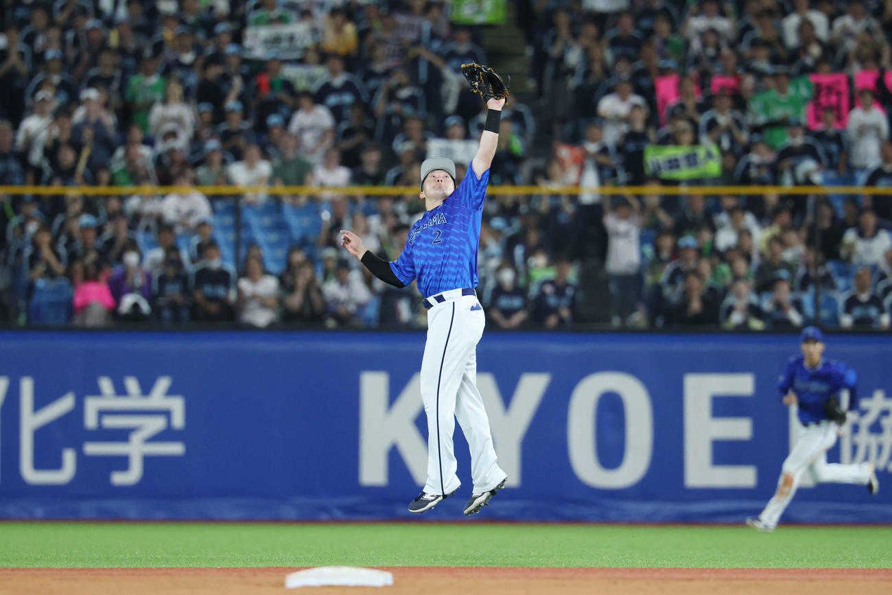 ヤクルト対DeNA 4回裏ヤクルト無死、山田の二飛を好捕する牧（撮影・宮地輝）