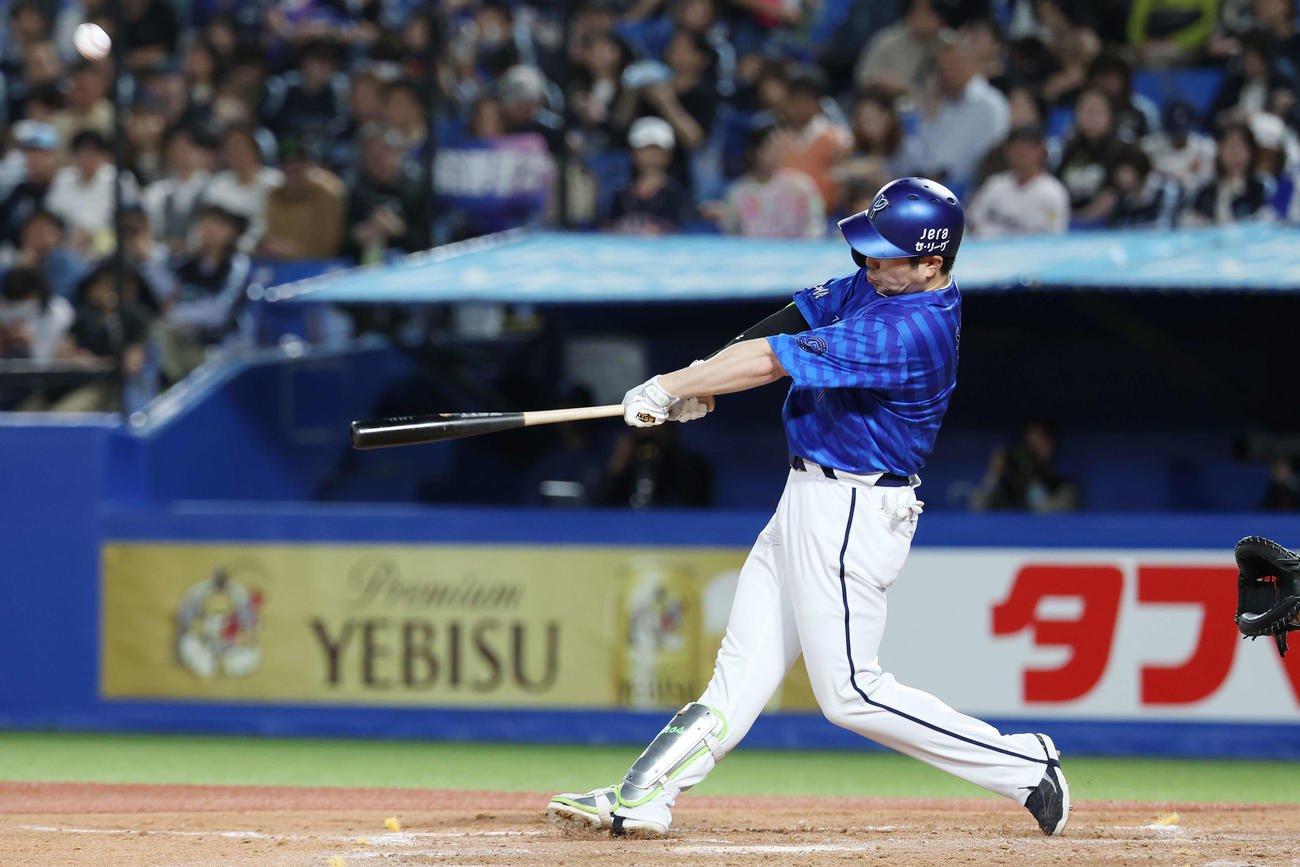 ヤクルト対DeNA 4回表DeNA2死一、二塁、左越え3点本塁打を放つ佐野（撮影・宮地輝）