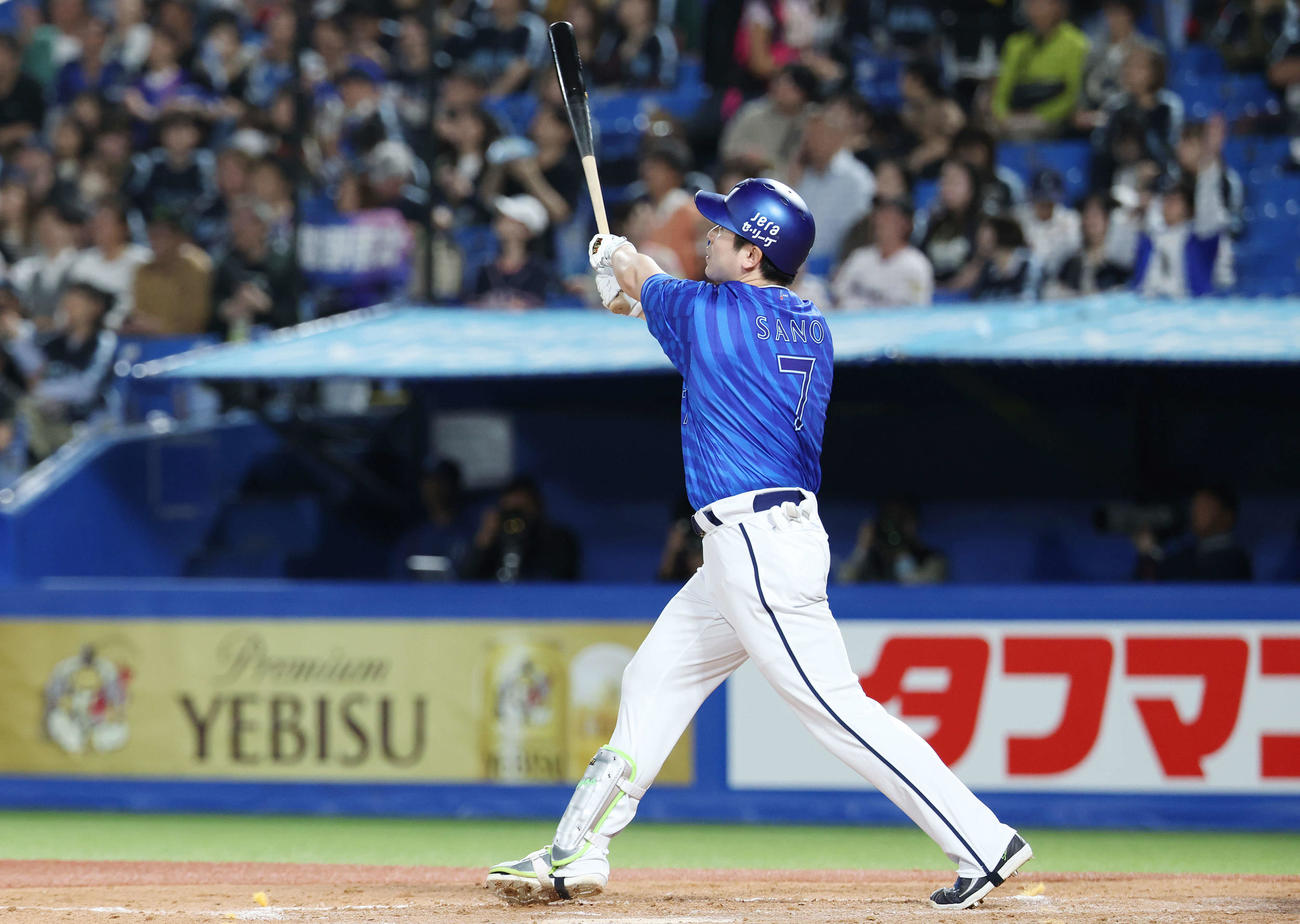 ヤクルト対DeNA 4回表DeNA2死一、二塁、左越え3点本塁打を放つ佐野（撮影・宮地輝）