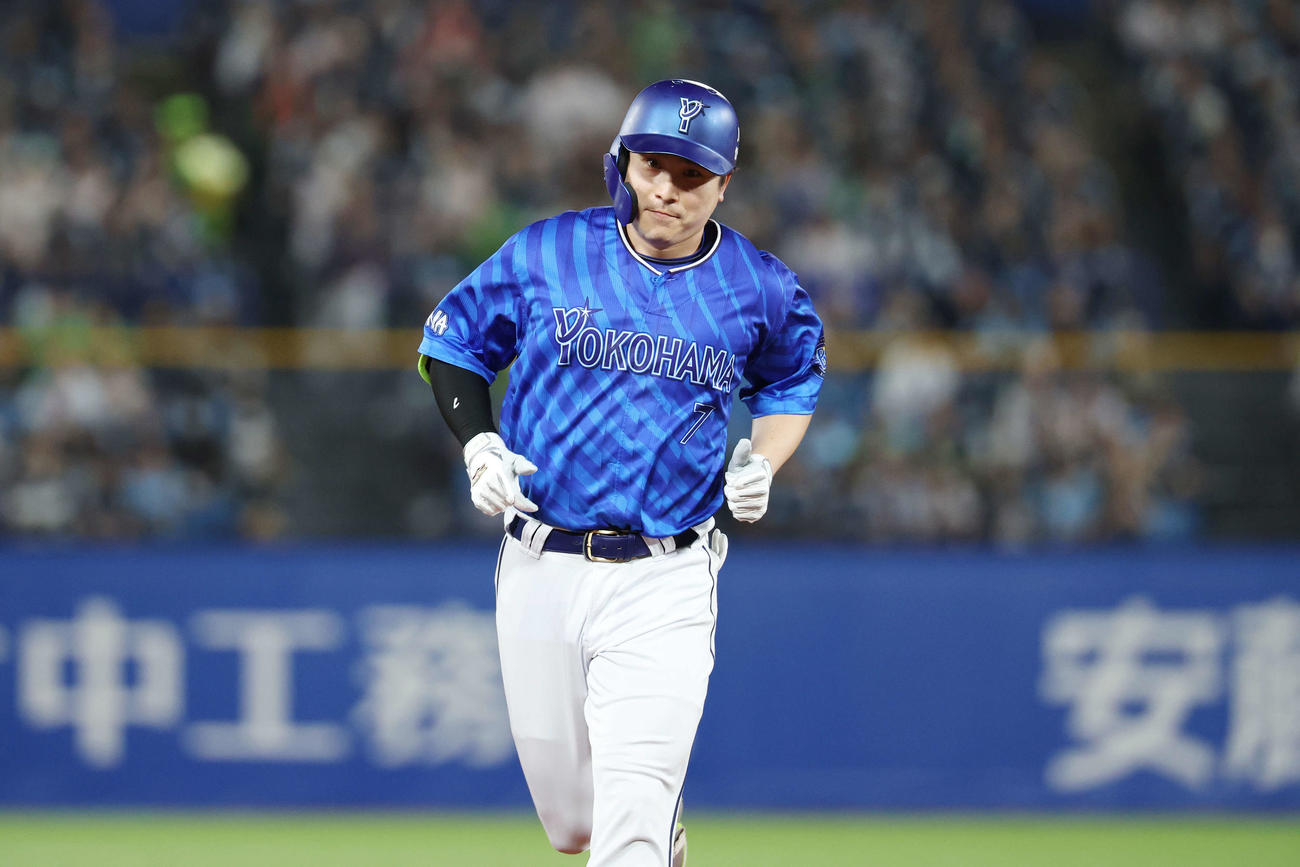 ヤクルト対DeNA 4回表DeNA2死一、二塁、左越え3点本塁打を放ちダイヤモンドを回る佐野（撮影・宮地輝）