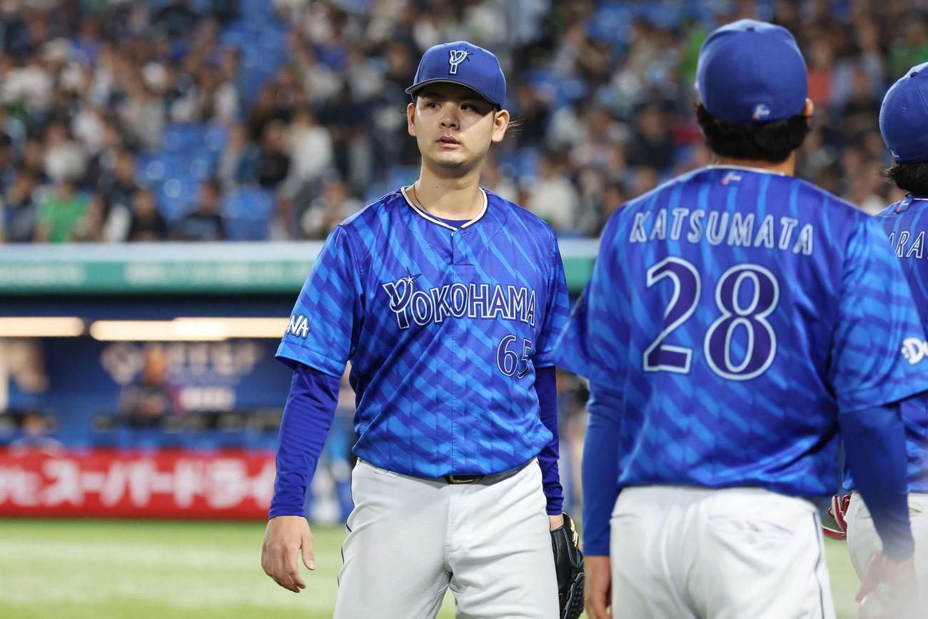 ヤクルト対DeNA 8回裏に勝ち越しを許し厳しい表情でベンチに下がるDeNA宮城（撮影・宮地輝）