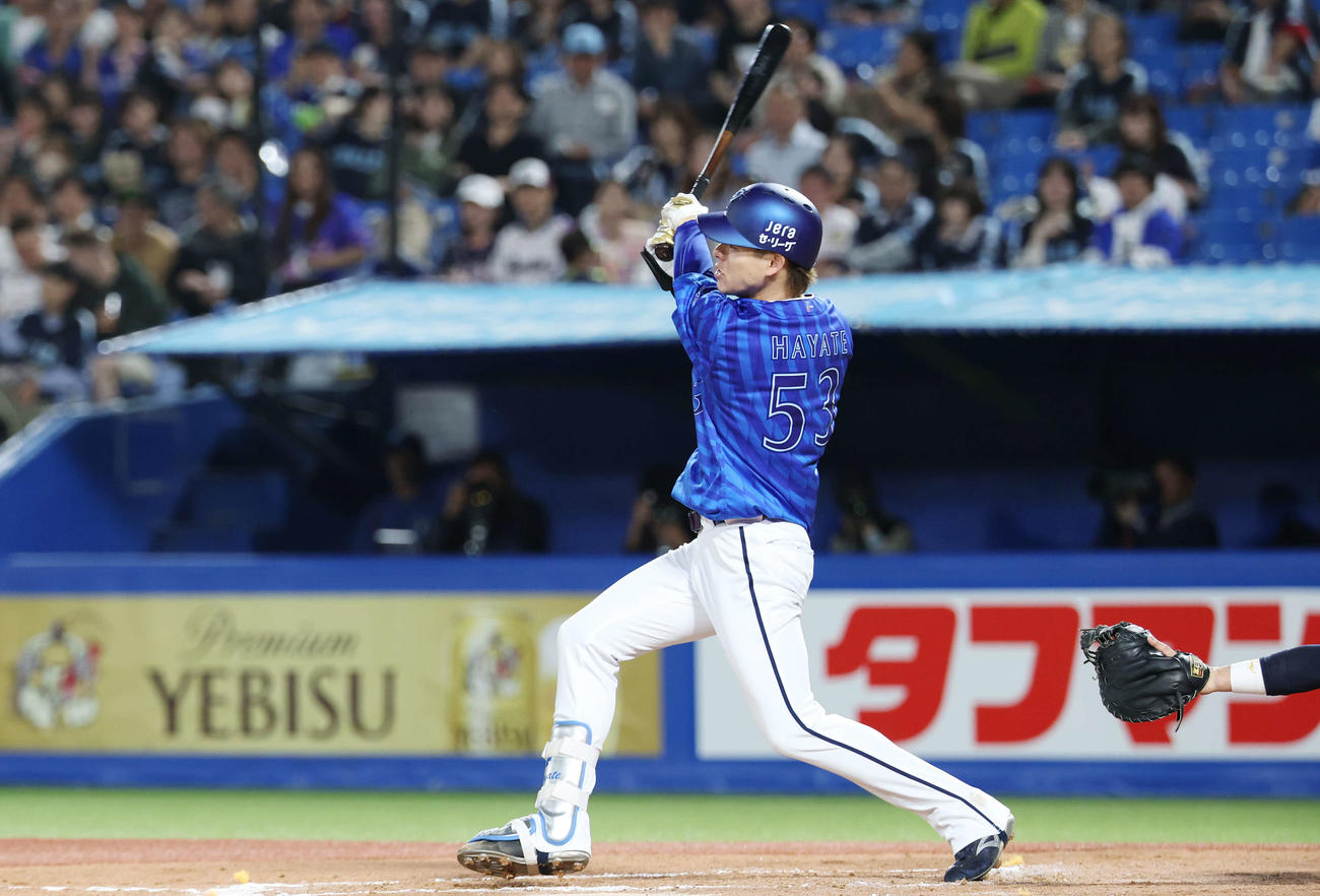 ヤクルト対DeNA 7回表DeNA1死、中前打を放つ颯（撮影・宮地輝）