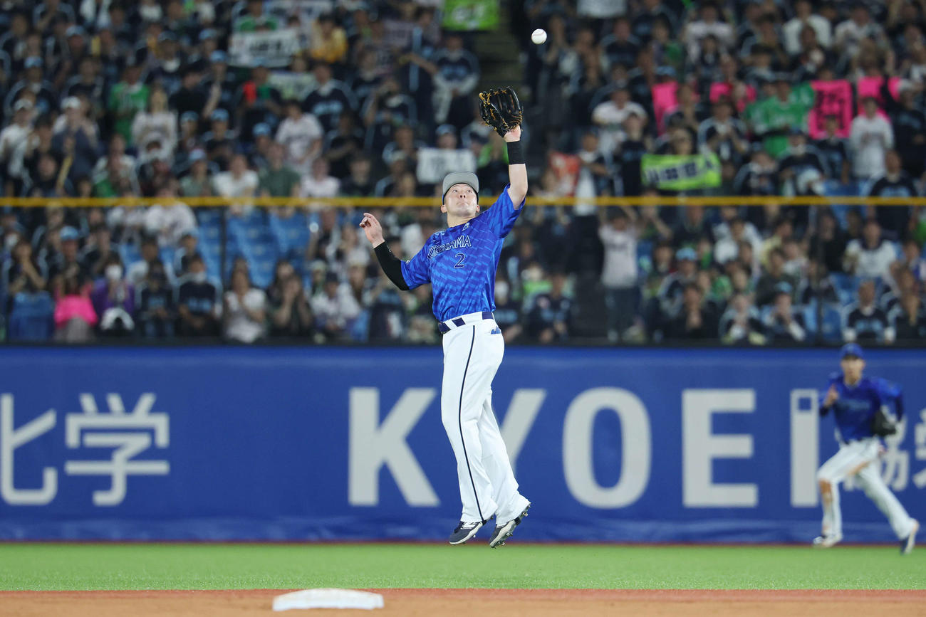 ヤクルト対DeNA 4回裏ヤクルト無死、山田の二飛を好捕する牧（撮影・宮地輝）