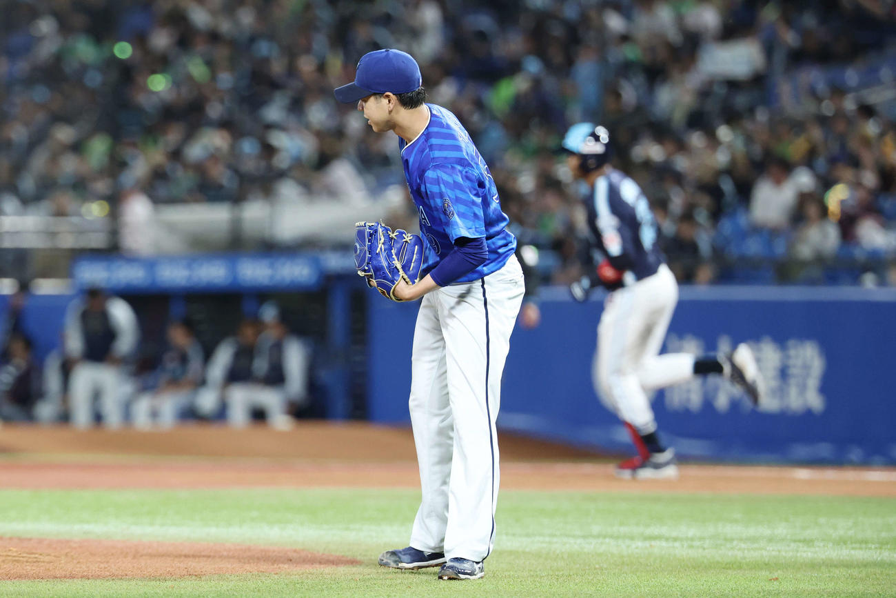 ヤクルト対DeNA 5回裏ヤクルト1死、サンタナに右越えソロ本塁打を浴びる平良（撮影・宮地輝）