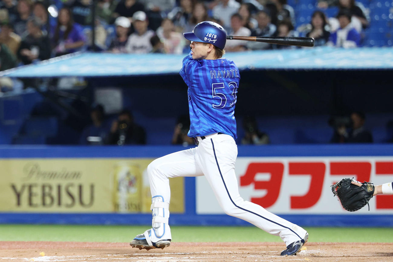 ヤクルト対DeNA 7回表DeNA1死、中前打を放つ颯（撮影・宮地輝）