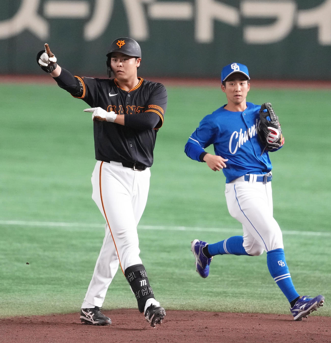 巨人対中日　2回裏巨人無死一、二塁、中山（左）は先制適時打を放ちポーズを決める（撮影・足立雅史）