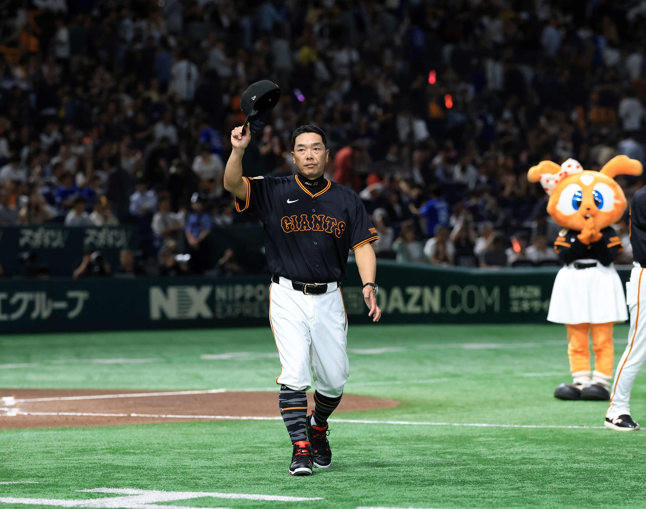 巨人対中日　連勝を決め、スタンドに手を振る巨人阿部監督（撮影・浅見桂子）