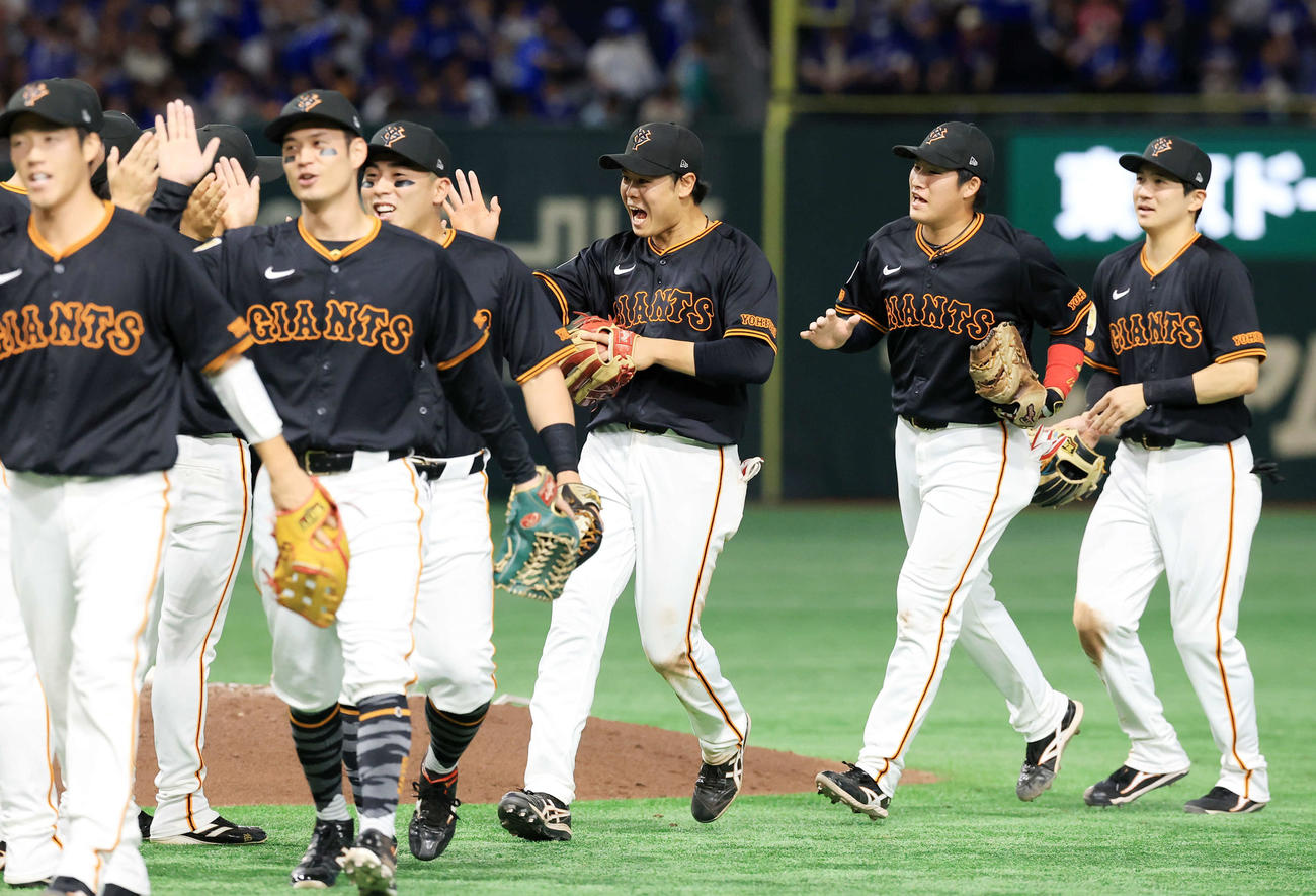 巨人対中日　連勝を決め、笑顔でハイタッチする中山（中央）ら巨人の選手たち（撮影・浅見桂子）
