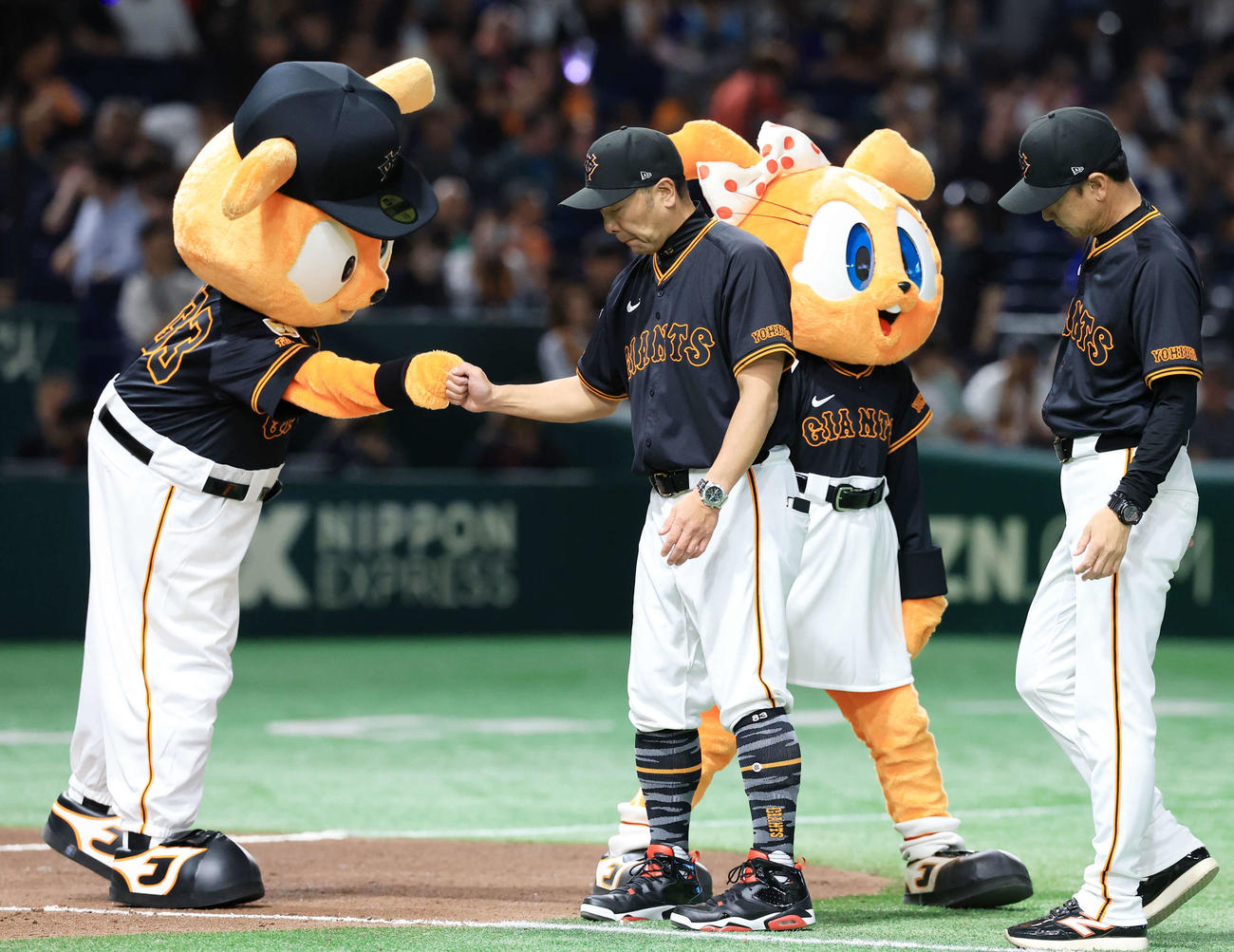 巨人対中日　連勝を決め、ジャビットとグータッチする巨人阿部監督（撮影・浅見桂子）