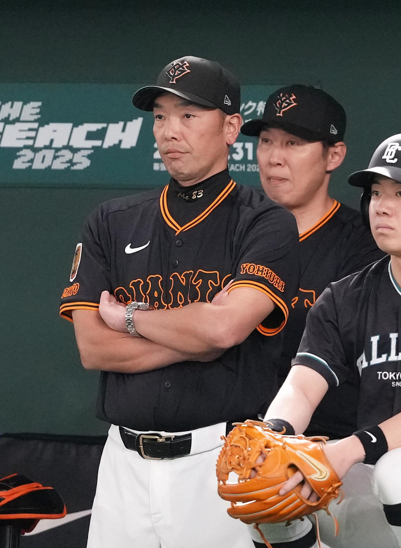 巨人対中日　戦況を見つめる巨人阿部監督（左）（撮影・足立雅史）