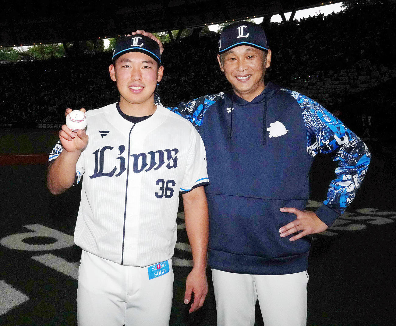 西武対オリックス　プロ初勝利を挙げ、西口監督（右）と記念撮影に納まる山田（撮影・狩俣裕三）