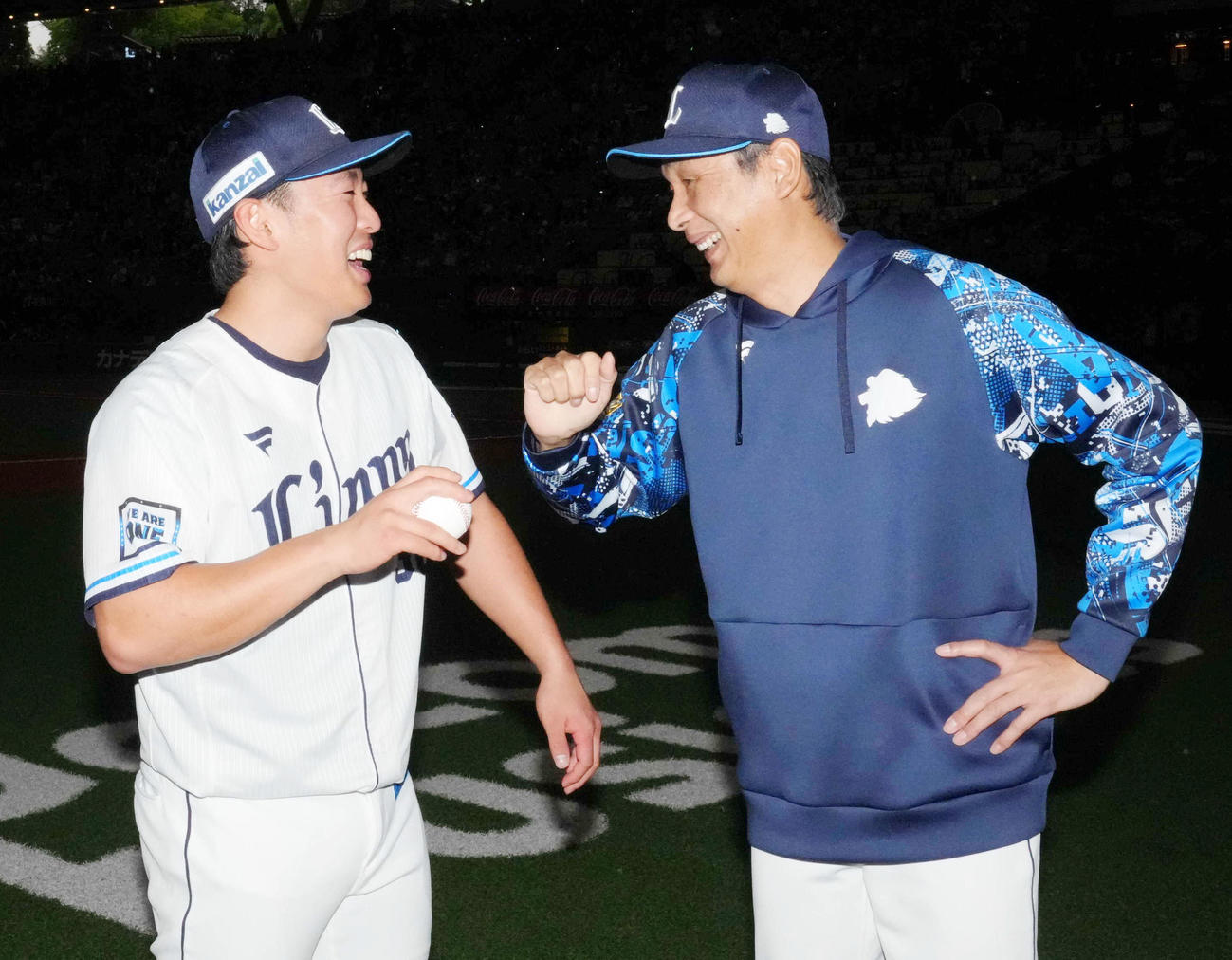 西武対オリックス　プロ初勝利を挙げ、西口監督（右）と喜び合う山田（撮影・狩俣裕三）