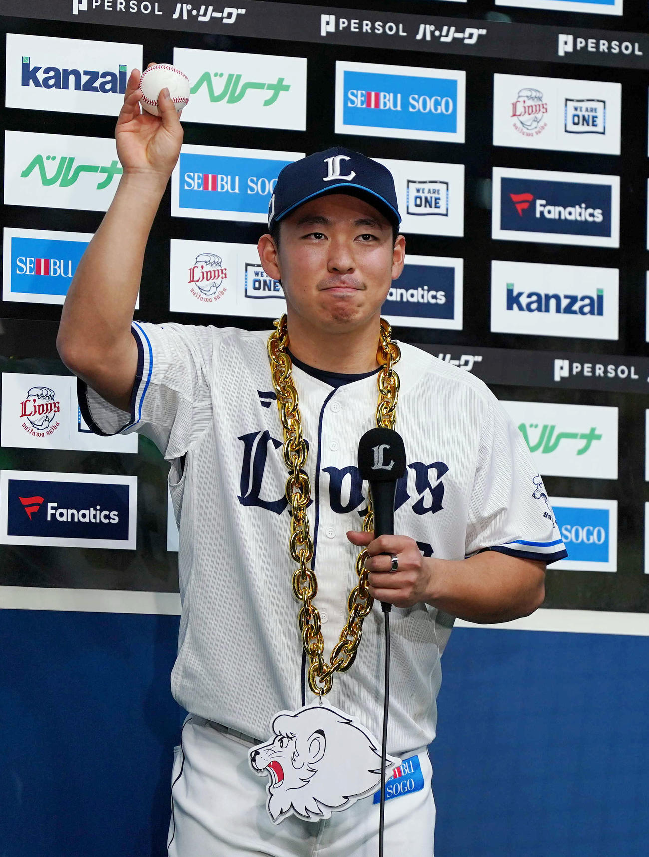 西武対オリックス　ヒーローインタビューでウイニングボールをファンに見せる西武山田（撮影・狩俣裕三）