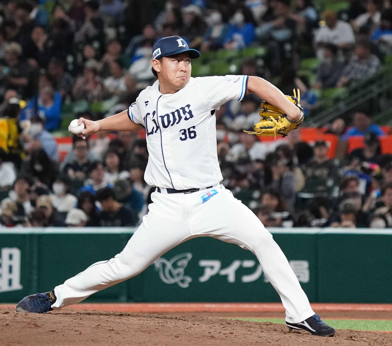 西武対オリックス　10回表から登板する山田（撮影・狩俣裕三）
