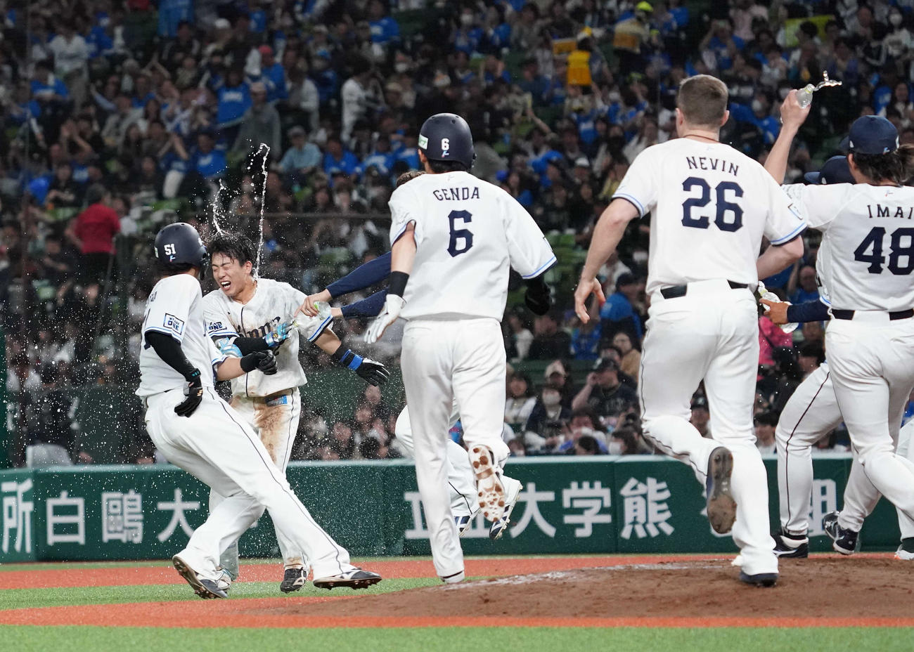 西武対オリックス　10回裏、サヨナラ打を放ち、チームメートたちからウオーターシャワーを浴びせられる滝沢（左から2人目）（撮影・狩俣裕三）
