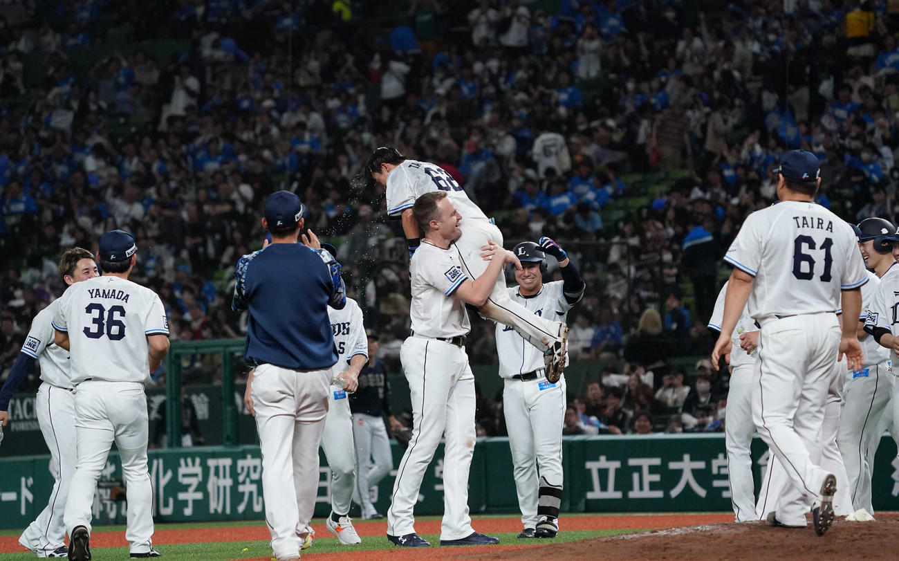 西武対オリックス　10回裏、サヨナラ打を放ち、ネビン（中央）に担ぎ上げられ、祝福される滝沢（撮影・狩俣裕三）