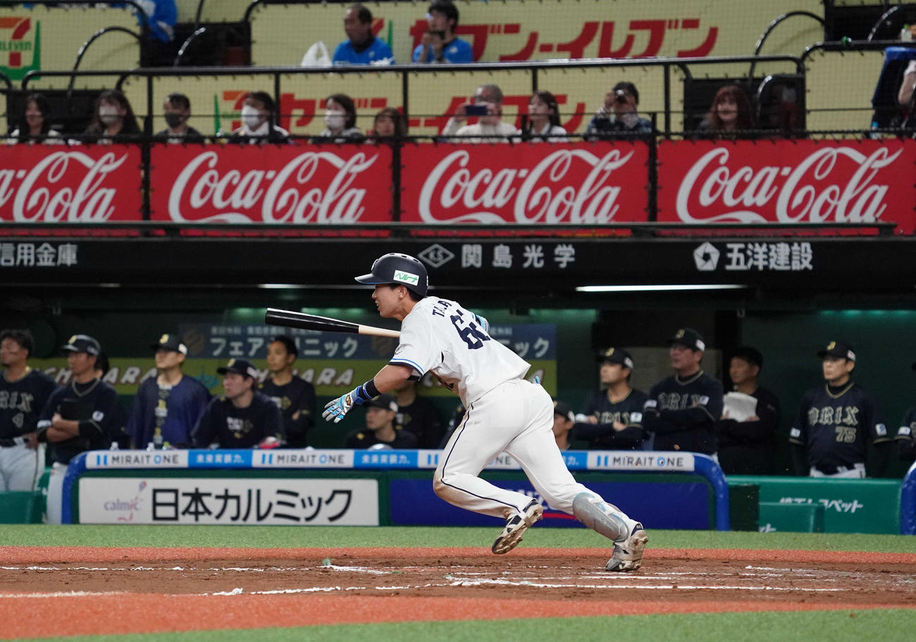 西武対オリックス　10回裏西武2死満塁、サヨナラ打を放つ滝沢（撮影・狩俣裕三）