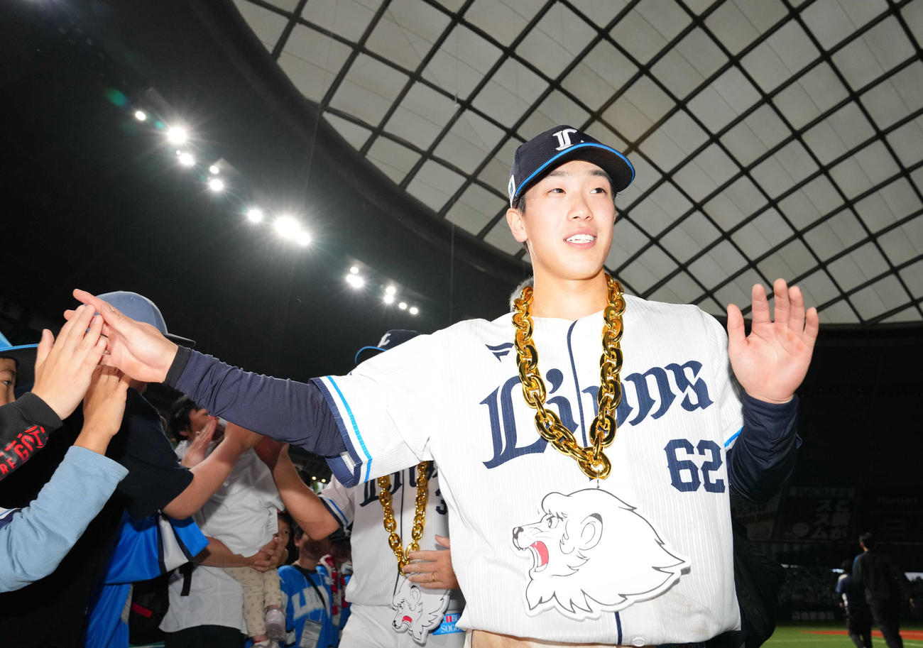 西武対オリックス　ヒーローインタビュー後、ファンとタッチを交わすサヨナラ打を放った滝沢（撮影・狩俣裕三）