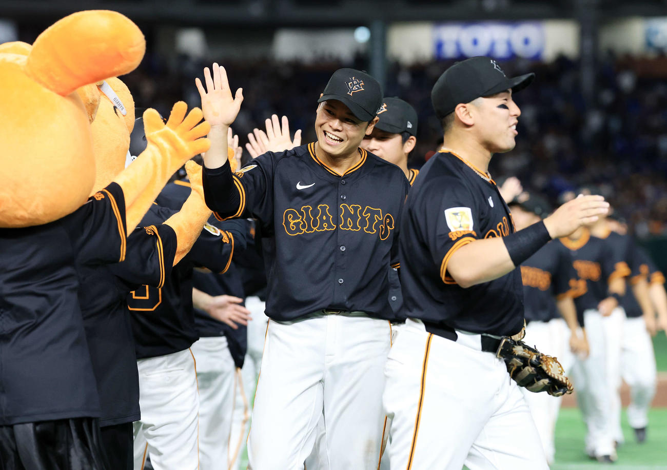 巨人対中日　連勝を決め、笑顔でハイタッチする中山（中央）ら巨人の選手たち（撮影・浅見桂子）